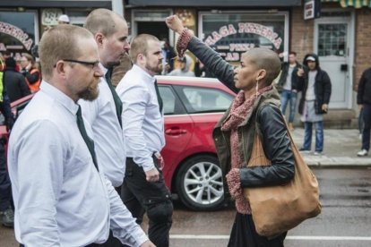 Tess Asplund, con el puño alzado frente a la marcha nazi.