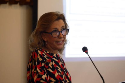 Elvira Díez, del Servicio de Reumatología de León, en el simposio. MARCIANO PÉREZ