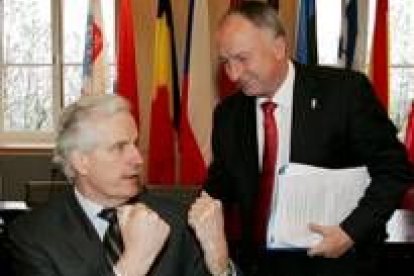 Barnier y el irlandés Dermot Ahern, en la reunión de Luxemburgo