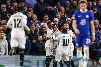 Rodrygo celebra junto a sus compañeros el primer gol del brasileño en el partido. Luego haría otro más al Chelsea. TOLGAAKMEN