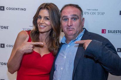 Cindy Crawford y el cocinero español José Andrés, ayer en un acto celebrado en Miami. GIORGO VERA