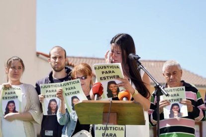 Familia y vecinos de Esther López, durante una concentración. AGENCIAS