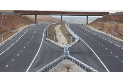 Aspecto de las obras del tramo entre León y Puente Villarente ayer, en el que se puede apreciar que en este trayecto la autovía está completamente finalizada.