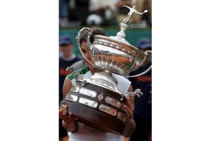 Rafael Nadal levanta el trofeo Conde de Godó tras ganar ayer a Robredo