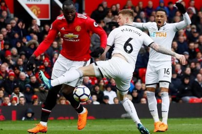 Lukaku, delantero del Manchester United, ante el Swansea.