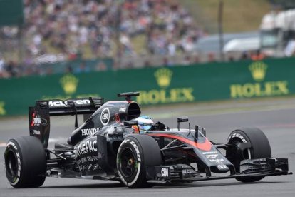 Fernando Alonso, durante el Gran Premio de Inglaterra de F-1 disputado en Silverstone, este domingo.