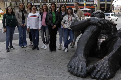 Noemí Valcarcel, Mariana Raposo, Sonia Sarmiento, Ana I. Godos, Carmen Santamarta, Mónica Pacho, Belén Arias, Nohemí Villa, Paula Vidal, Ana M. Pérez, Noelia González y Marcia A. Sequeira, parte del grupo encargado de impartir los talleres de intervención grupal. En la foto faltan M. Luisa Busto, Irene Cordero, Ana I. Fernandez, Nuria E. González y Teresa Martínez, que también están en el grupo. FERNANDO OTERO