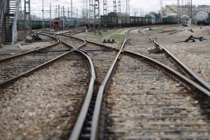 Vías de tren para el transporte de mercancías. JESÚS F. SALVADORES