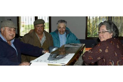 Eva María Rodríguez lleva el bar de Castellanos. ACACIO