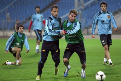 Soldado y Ramos pugnan por un balón, con Cesc y Javi Martínez al fondo, durante el entrenamiento de la selección en Minsk.