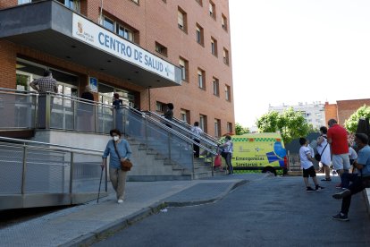 Los médicos y enfermeras de primaria suman a su agenda de citas las de compañeros de vacaciones. M. P.