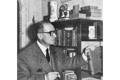 Imagen de Hipólito Romero Flores en su casa, entre sus libros. ARCHIVO