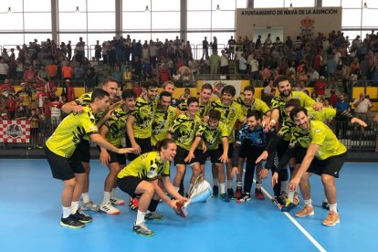 Los jugadores del Ademar celebran la victoria en la pasada edición de la copa Castilla y León. REDACCIÓN