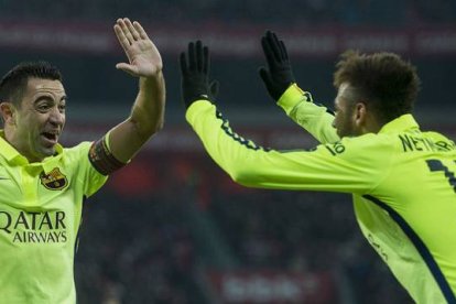 Xavi y Neymar celebran uno de los goles del Barça en San Mamés.