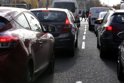 Coches detenidos en una calzada en Madrid.