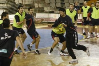 Los jugadores del Reale Ademar, con García Vega en primer término, durante un reciente entrenamiento