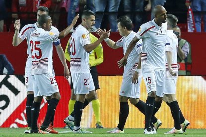 Los jugadores del Sevilla celebran el pase a semifinales. VIDAL