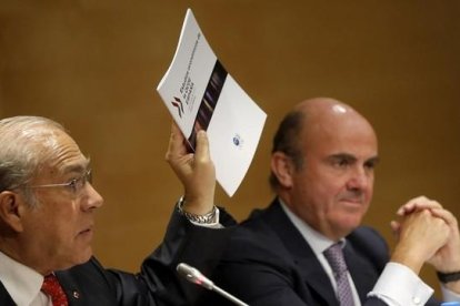 El secretario general de la OCDE, Ángel Gurría, y el ministro de Economía en funciones, Luis de Guindos, en una imagen de archivo.