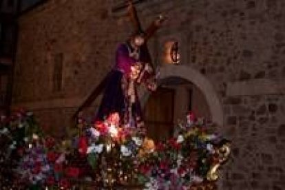 Un momento de la procesión de El Encuentro, celebrada en la tarde de ayer por las calles bañezanas