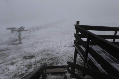 El remonte cerrado de la estación de esquí del Morredero, cubierto ayer de nieve.