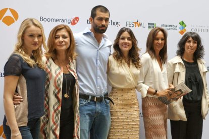 Los actores y la directora de Ficción de Atresmedia, Sonia Martínez, posan en Vitoria.