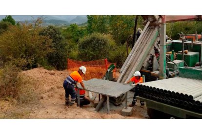 Trabajos de campo con prospecciones en los montes de Toral de los Vados situados en la ladera de la margen izquierda del río Sil. DL