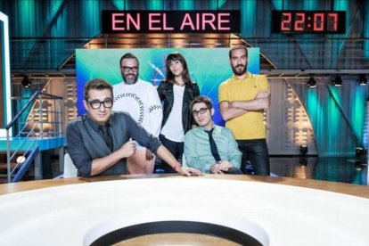 Andreu Buenafuente y Berto Romero, junto al resto del equipo de 'En el aire'.