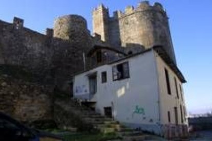 El incendio en el interior de la vivienda adosada al castillo apenas se apreciaba ayer