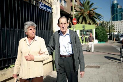 El doctor Eduardo Vela y su esposa fueron fotografiados por la revista Interviú mientras paseaban por Madrid.