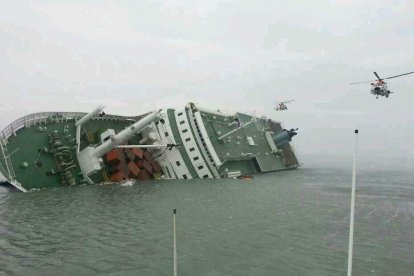 Labores de rescate de los pasajeros del buque.