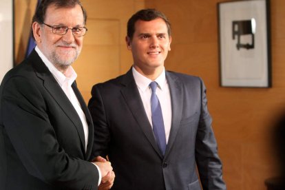 Rajoy y Rivera celebran una reunión en el Congreso de los Diputados para tratar de abrir camino a la investidura. RAQUEL P. VIECO