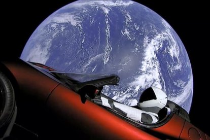 Esta imagen del vídeo proporcionada por SpaceX muestra el traje espacial de la compañía en el auto deportivo rojo Tesla, de Elon Musk, que fue lanzado al espacio durante el primer vuelo de prueba del cohete Falcon Heavy.