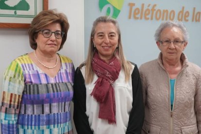 Marta Domínguez, en el centro, con Mercedes García, fundadora del Teléfono de la Esperanza en León, y Ana Isabel González, otra voluntaria.  
J. NOTARIO