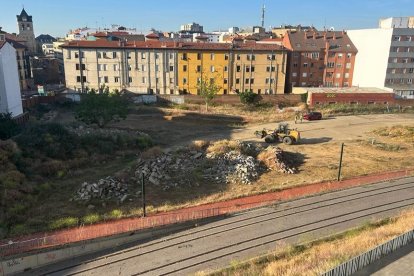 Las máquinas han vuelto este lunes a la estación de Feve. DL