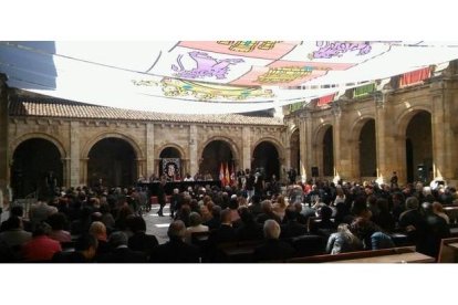 El Claustro de San Isidoro cubierto con la bandera oficial de Castilla y León