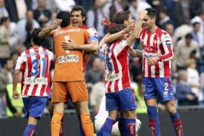 El meta leonés Juan Pablo celebra con el resto de sus compañeros un histórico triunfo.