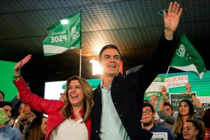 Pedro Sánchez y Susana Díaz, en el mitin del PSOE de este martes, en Marbella (Málaga).