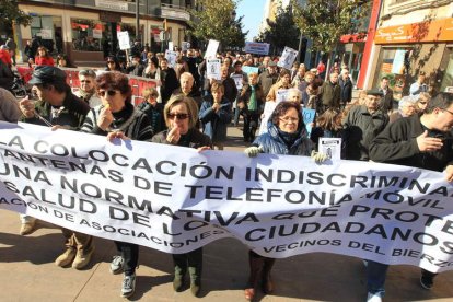 Cabeza de la manifestación para exigir la ordenanza municipal de las antenas, a su paso por la avenida de España.