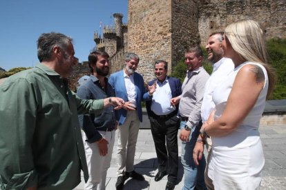 García-Gallardo, ayer por la mañana en los alrededores del Castillo de Ponferrada. ANA F. BARREDO