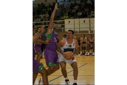 Martín Ferrer seguirá en activo tras dejar el Baloncesto León