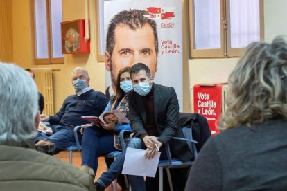 Luis Tudanca, ayer, en Aranda de Duero. PACO SANTAMARÍA