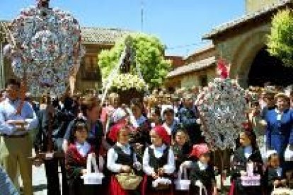 Los vecinos de Gordaliza muestran su devoción a la virgen el día de la festividad de su patrona