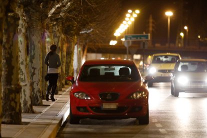 Una mujer ejerciendo la prostitución en la avenida Sáenz de Miera. JESÚS F. SALVADORES