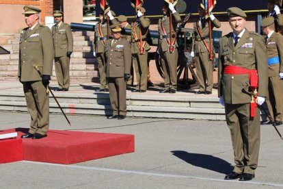 El teniente general Medina Cebrián, y el nuevo responsable del Maca, general Meijide, ayer.