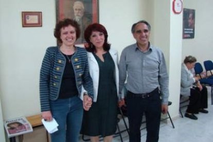 Ángeles Rubio, Victorina Alonso y Juan José Alonso Perandones, en la sede el PSOE en Astorga.