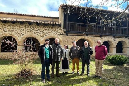 Avelino Crespo en el monasterio de Gradefes. DL