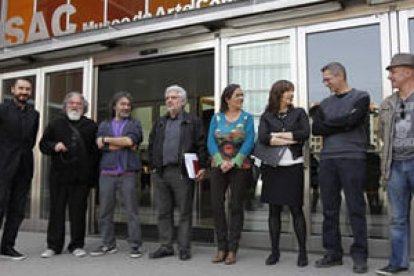 Agustín Pérez Rubio, Luisa Herrero y Koré Escobar con parte de los artistas de A Ua Crag.