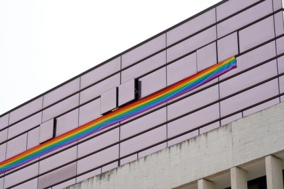 La bandera arcoíris colgada en las ventanas de los despachos del Grupo Socialista en las Cortes de Castilla y León. LETICIA PÉREZ