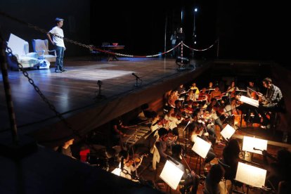 Un momento del último ensayo de la ópera ‘La casa imaginaria’, ayer en el Auditorio Ciudad de León. JESÚS F. SALVADORES