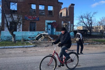 Un hombre en bicicleta circula por la aldea de Yatskivka. GERVASIO SÁNCHEZ